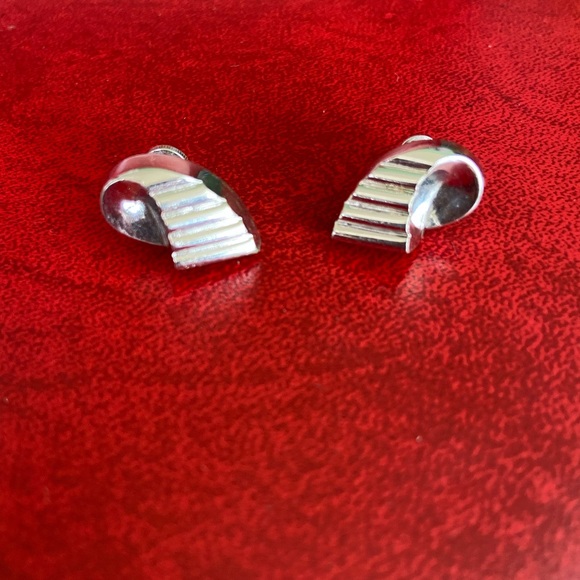 Vintage CORO Silver Tone Ribbon Earrings Screw Back Geometric Swirl Retro - Picture 2 of 6